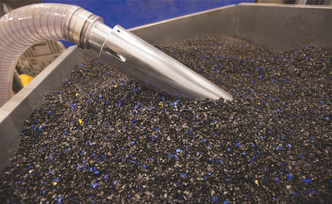 -og deretter blir det nye pellets av materialet. Foto: Odd Borgestrand