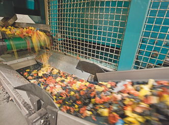 En finkvern maler plasten ned i enda mindre biter. Disse små bitene kjøres gjennom en ekstruder, som smelter plasten, siler den fra eventuelle urenheter. Foto: Odd Borgestrand