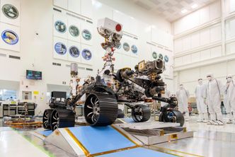 Perseverance-roveren i et sterilt rom ved Jet Propulsion Laboratory i Pasadena i California i desember 2019. Foto: J. Krohn/NASA via AP / NTB