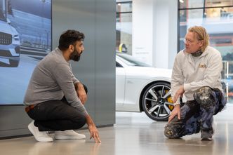 Mohammad Asif Rana i Polestar og Odd Martinsen i Re Multigulv er begge fornøyde med gulvet. Foto:  Delta V