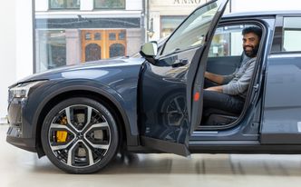 Gulvet bidrar til en følelse av å komme inn i et galleri, og skal framheve bilene som er utstilt, sier Mohammad Asif Rana i Polestar. Foto:  Delta V