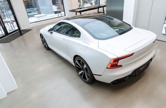 Sjatteringene i gulvet er leggespor etter slangen som pumper massen utover, og resultatet er avhengig av erfaring og god planlegging. Foto:  Delta V