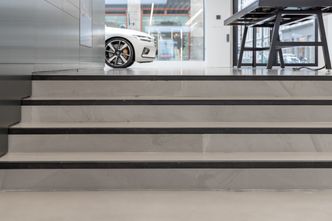 Weber Designgulv er også brukt i trappen. Her har Re Multigulv støpt plater som er limt på underliggende trappekonstruksjon. Foto:  Delta V