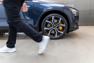 Mohammad Asif Rana går på Weber Designgulv hele arbeidsdagen, og mener det er langt mer behagelig enn et hardt betonggulv.  Foto:  Delta V