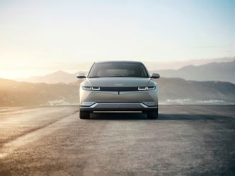 Bilen har flere nyttige funksjoner, som strømuttak.  Foto:  Hyundai