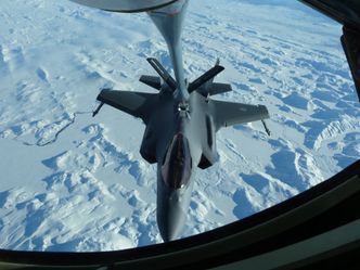 Tanking av norsk F-35A fra fransk KC-135 over Island. Foto: ADJ FABRE Olivier