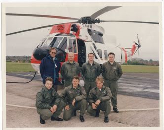 Dette bildet er fra da 329 ble hentet i Yeovil i mai 1996. Bak fra venstre: liaisonoffiser Erik Graf, maskinist Jens Einar Borch, systemoperatør Tor Juvik og andreflyger Roy Inge Jenssen. Foran fra venstre: tekniker Henrik Brækken, fartøysjef Fredrik Jomaas, og redningsmann Lars Markengbakken. Foto: Privat