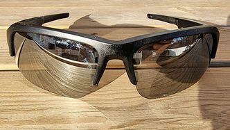 Bose Frames Tempo: Bedre batterilevetid, USB-C-kontakt til lading og sølvfargede polariserende glass. Foto: Odd Richard Valmot