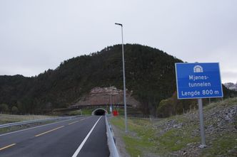 Mjønestunnelen ligger på vestsiden av Åstfjorden. Foto: Bjørn Olav Amundsen