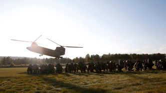 Et nederlandsk Chinook lastes med soldater og utstyr under øvelse Noble Ledger i Norge 2014. Foto:  Torbjørn Kjosvold / Forsvaret / Forsvaret