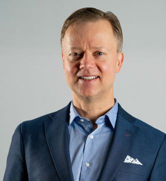 Tom Solstad er forfatteren av boken "Start med megatrender" som kom ut i 2020. Her beskriver han over 30 megatrender og hvordan de påvirker individer, organisasjoner og samfunn. Tom Solstad har mer enn 20 års erfaring som analytiker, ledelseskonsulent og økonomisjef. Han har omfattende erfaring med fremtidsstudier og strategiarbeid, blant annet fra Telenor og det tyske konsulentselskapet Simon-Kucher & Partners. Tom er en aktiv blogger og skriver om trendene som endrer verden på megatrender.no. Han er utdannet siviløkonom og MBA fra HEC i Paris, og holder også grader innen statsvitenskap og ledelse fra USA og Italia.