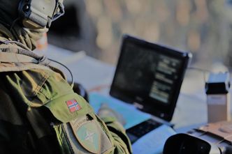 En norsk såkalt «Joint Terminal Attack Controller» (JTAC) leder ild for italienske eurofightere under Furious Wolf 21-01. Foto:  Bundeswehr