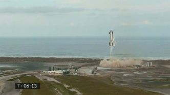 Starship SN10 avbildet idet raketten var i ferd med å lande. Landingen var vellykket, men kort tid etter tok raketten fyr og eksploderte. Foto: SpaceX via AP / NTB