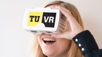 Teknisk Ukeblad er en av mange som har delt ut Google Cardboard-briller med logoen sin på. Foto: Eirik Helland Urke