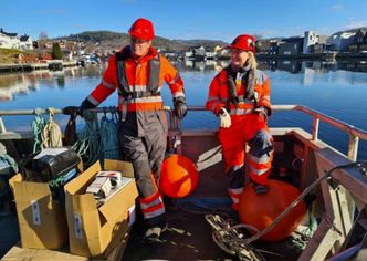 Vegvesenets geoteknikere Tommy Kvilekval og Siv Renate Nilsen følger med. Foto: Eigil Haugen