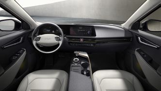 Bilen har minimalistisk interiør sammenlignet med dagens modeller fra Kia. Foto: Kia