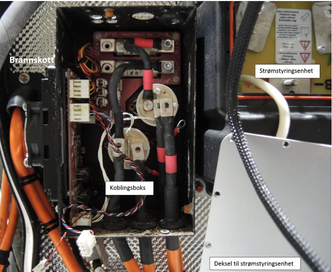 Brannskottet med koblingsboks og strømstyringsenhet. På bildet er lokket tilkoblingsboksen og dekselet til strømstyringsenheten avmontert. Foto: &nbsp;Statens havarikommisjon