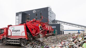 Over 100 000 tonn glass- og metallemballasje leveres årlig til Sirkels anlegg på Øra. Foto: Per Tore Molvær