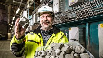 Svein Lund startet opp fabrikken som produserer Glasopor i Skjåk.