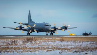 Dette P-3C Orion-flyet var med de tre F-35A-flyene til Island søndag. Kampflyene dro videre til USA. Foto: Ole Andreas Vekve/ Forsvaret