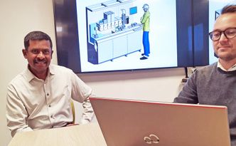 Første FabLab inn: Chandana Ratnayake, sjefsforsker i Sintef Industri og Ken André Myhra Kihle, leder av maskinselskapet Cody i Skien, åpner Innovation Hub med første FabLab inn i på Herøya i 2021. Her foran Codys ferske 3D-skisser.