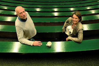 Knut Mørken og Cathrine Wahlstrøm Tellefsen er primus motorer for at lærerne i ungdomsskolen og videregående skole får grunnleggende opplæring i programmering, slik at de skal bli trygge nok til å undervise programmering i fagfeltene sine. Foto: Ola Sæther/UiO