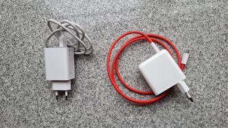 Hurtigladere: Begge OnePlus 9 modellene selges med en 65 watt hurtiglader (t.h.) Mi 11 kommer med en på 55 watt. Veldig bra det også. Foto: Odd Richard Valmot