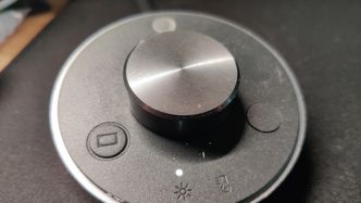 Fjernkontrollen, om det er lov å kalle den det, har en innebygd lysmåler som automatisk stiller inn lampen til 500 lux. Foto: Martin Braathen Røise