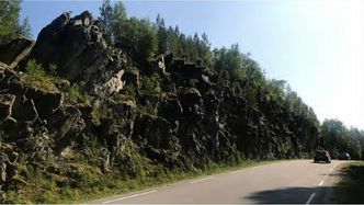 Her skal det fjernes fjell. Stedet er Båtstøa på fylkesveien som heter 769, og den går fra Namsos til Sørli i Nærøy kommune. Foto: Trøndelag fylkeskommune/Google Maps