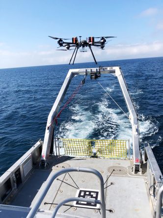 Thomas André Olsen testet ut QR-kodet landing på båt. QR-koding er ikke så viktig på land, men desto viktigere når dronen skal lande på en båt eller en bil. Nordic Unmanned bruker en navigasjonsmodul fra Planck Aerosystems ACE for autonom takeoff og landing på bevegelige landingssteder. Foto: Planck Aero