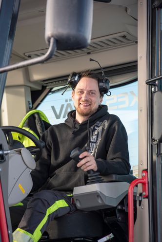 Nicklas Landberg er sjåfør hos Henkes Gräv. Foto: Mählers