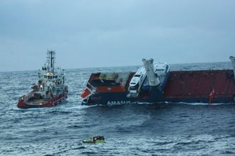BB Ocean gjorde seg klar for slep akter om Eemslift Hendrika. Foto: KV Bergen/Kystvakten