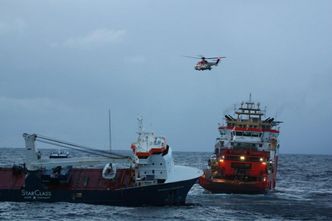 Normand Drott forberedte slep av Eemslift Hendrika onsdag 7. april 2021. Slepet ble satt like før 23.00 og kursen satt mot Ålesund. Foto: KV Bergen/Kystvakten