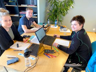 –Mitt inntrykk er at de fleste studentene ved branningeniørstudiet har eller har hatt en eller annen relasjon til brannvern før de søker seg til studiet, sier førsteårs-student Vegard Solbakk her sammen med Hilde Marie Salvanes til høyre og Signe Marie Fedje Store. Foto:  Thomas Førde