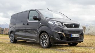 Peugeot e-Traveller har akseptabelt forbruk med tanke på bilens form. Foto: Marius Valle