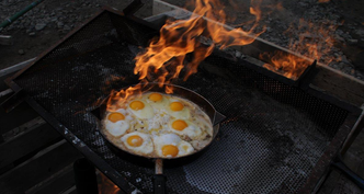 Energiforsyning fra skifergass (Adventdalen, Svalbard). Frokost tilberedt ved DH5R-brønnen med varme fra skifergass. Foto:  Geir Ove Titlestad
