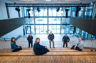 Treverk og lys sørger for at skolen er et behagelig sted å være, uansett om det er elever eller lærere. Foto: Paal-André Schwital