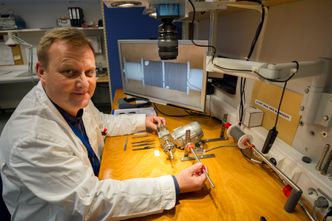 Tekniker II Tom-Arild Brodin i gang med vikling av LVDT ved Sensorlab i Halden. Foto: IFE/Mick Tully