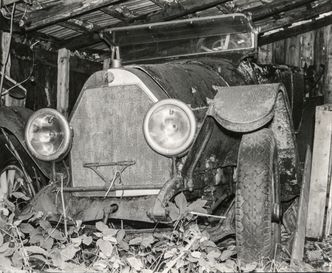 Her er bilen fotografert på Hjellestad i 1968. Den er sliten, men nokså komplett. Foto: Erlend Løvstakken