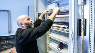 Bare det siste året har Normatic vokst med 13 ansatte, til 70 totalt. Tavlemontør Boris Dautovic er en av dem. Foto: Jørn-Arne Tomasgard