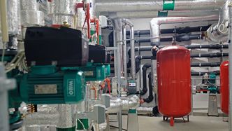 Et eksempel på hvilke løsninger Normatic jobber med. Her fra varmesentralen i det nye rådhuset i Førde. Foto: NORMATIC/ØYSTEIN TORHEIM