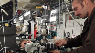 Benoit Cordonnier ved Det europeiske synkrotronstråleanlegget i Grenoble med instrumentet som har ledet frem til Francois Renards nye prosjekt. Foto:  Francois Renard