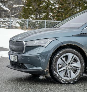 Skoda Enyaq iV 80 har adaptive frontlykter. Foto: Marius Valle