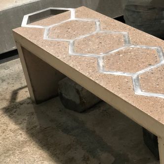 Denne benken er laget som en del av et forskningsprosjket der målet er å erstatte stålarmeringen med aluminium – som ikke korroderer. For å lykkes må forskerne utvikle en betong med lavere pH-verdi enn dagens kvaliteter. Foto:  Overhalla