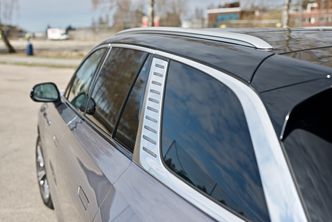 Under lading angir lysene på siden av bilen omtrent hvor mye batteriet er ladet opp. Foto:  Mathias Klingenberg