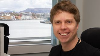 SPISSKOMPETANSE: – Som hovedregel prøver vi å spesialisere oss, fordi det øker kvaliteten på arbeidet. Vi har mye sjeldnere småfeil som må fikses her, sier programvareutvikler på Synergi Life-teamet Kjetil Hersvik. Foto: DNV