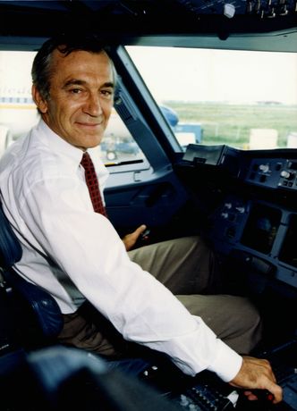 Bernard Ziegler satt i cockpit på flere av det viktigste jomfruferdene i Airbus-historien. Foto: Airbus