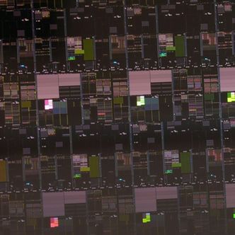 Nærbilde av en silisiumskive med en rekke brikker, produsert ved IBM Research sitt Albany-anlegg ved hjelp av 2 nanometers prosessteknologi. Foto: IBM