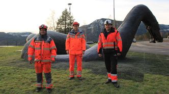 Sjøormen rasteplass. Fv. Pål Engebretsen og og byggeleder Mariusz Wozniak i Vegvesenet, og Yngve Breivegen i Hovden Hytteservice. Foto: Bjørn Olav Amundsen