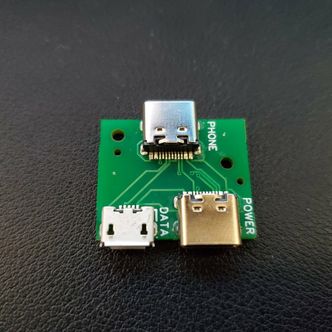 Kretskortet som splitter strøm- og dataforbindelsene i USB-kabelen fra mobilen. Foto: Rohan Koripalli